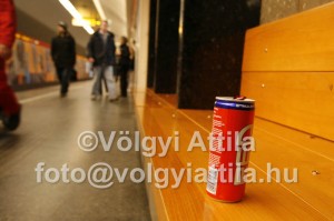 szemet padon metroban 300x199 A hiányzó hős esete   szemétben gázolunk