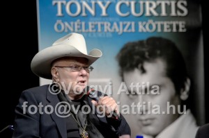 konyvfesztival 0904251929cva 300x199 Hatalmas tömeg a könyvfesztiválon