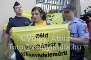 Greenpeace protest greenpeace tuntetes demonstracio rendor orizet oszlatas 0906170920ava 300x199 Harcosan szelíd Greenpeace aktivisták