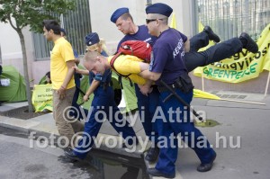 Greenpeace protest greenpeace tuntetes demonstracio rendor orizet oszlatas 0906170956ava 300x199 Harcosan szelíd Greenpeace aktivisták