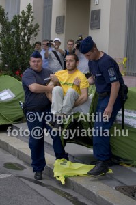 Greenpeace protest greenpeace tuntetes demonstracio rendor orizet oszlatas 0906178426cva 199x300 Harcosan szelíd Greenpeace aktivisták