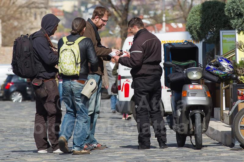 Pizzafutar fotoriporterek tuntetes 1203302958dVA Amikor a fotósok pizzát rendelnek a tüntetésre