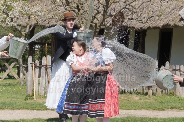 http://photos.volgyiattila.hu/gallery/Easter-Watering-in-Szenna-2019/G00008ruA.sUWxjo/C00001Lm1vCVK_Hs