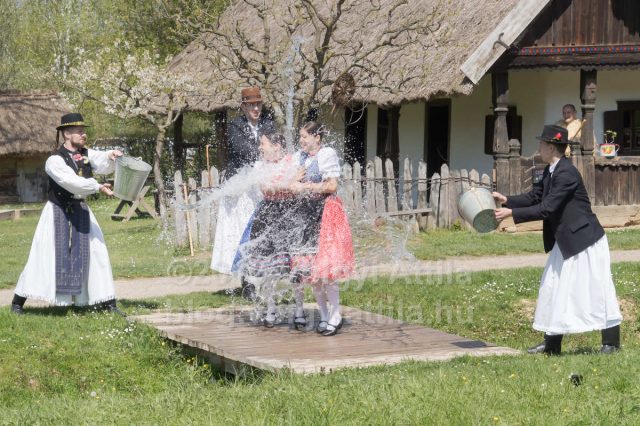 http://photos.volgyiattila.hu/gallery/Easter-Watering-in-Szenna-2019/G00008ruA.sUWxjo/C00001Lm1vCVK_Hs