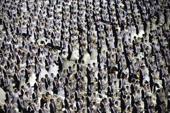 Tízezrek kötnek egyszerre esküvőt egy tömeges esküvői szertartás keretében a Szöultól délre fekvő gapyeongi Cheongshim Béke Világközpontban, 2013. február 17-én. - Fotó: Kim Hong-Ji/Reuters
